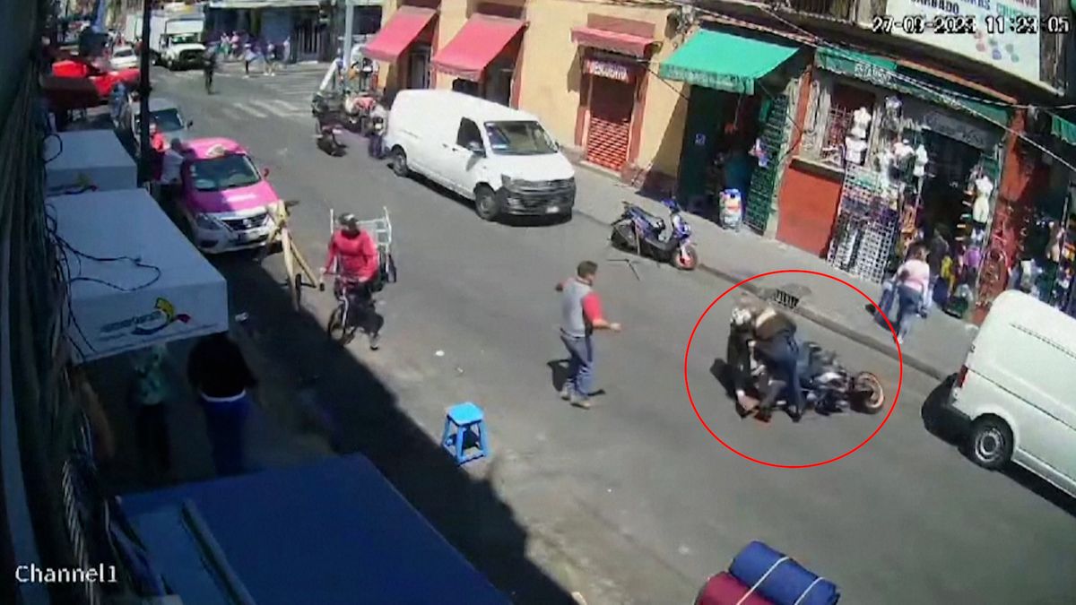 Policistka zastavila vlastním tělem tři zločince na motorce